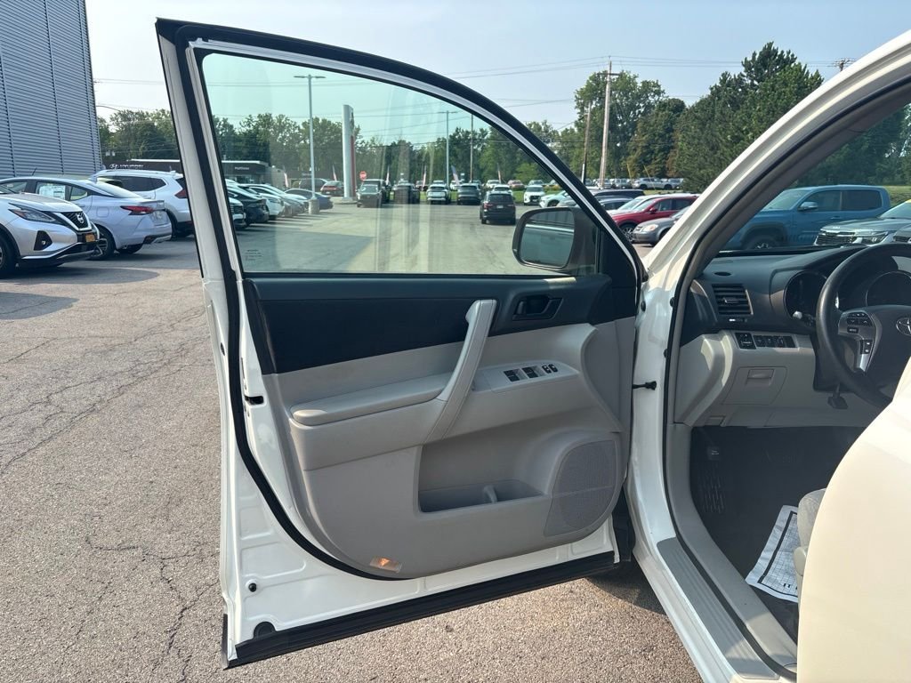 Used 2013 White Toyota Base image 17