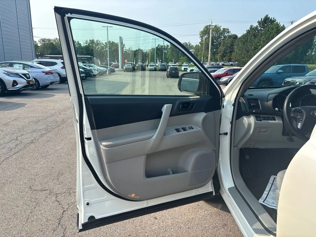 Used 2013 White Toyota Base image 17