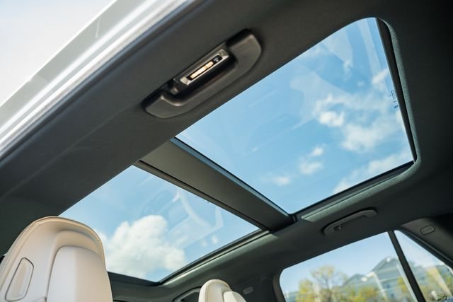 New 2026 Polar White Mercedes-Benz GLC 300 image 32