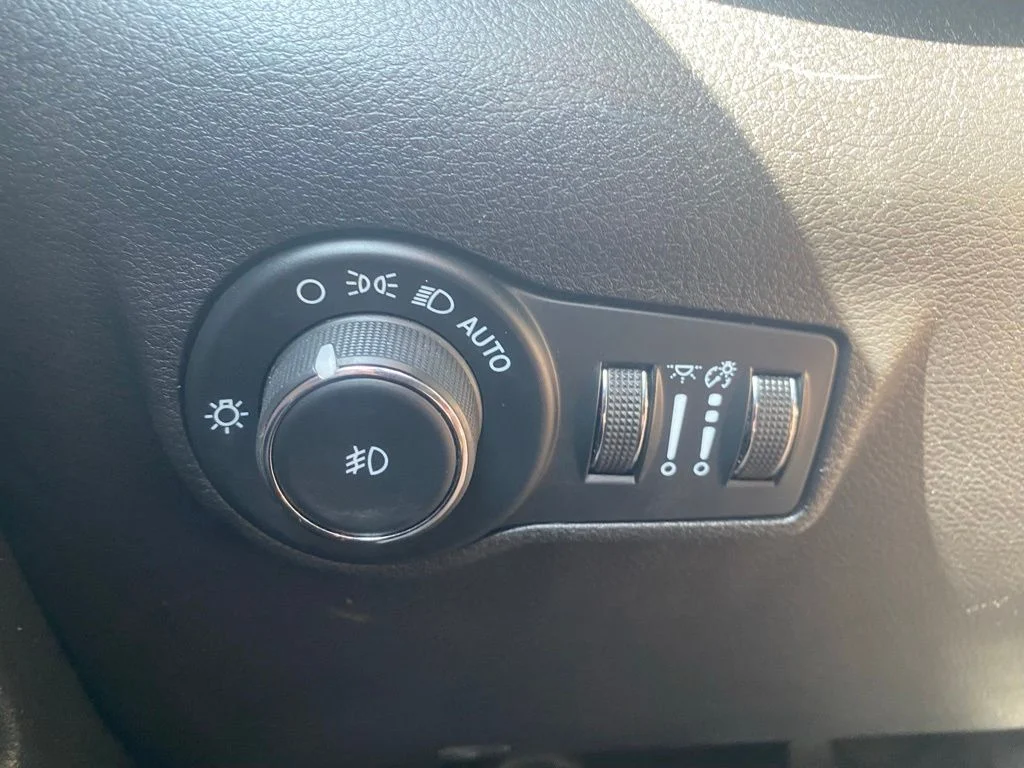 Used 2024 White Jeep Latitude image 25