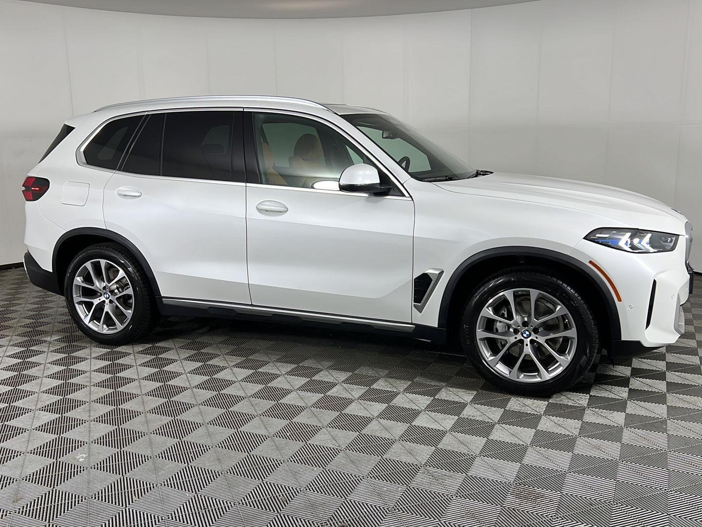 Certified Used 2024 Mineral White Metallic BMW xDrive40i image 3
