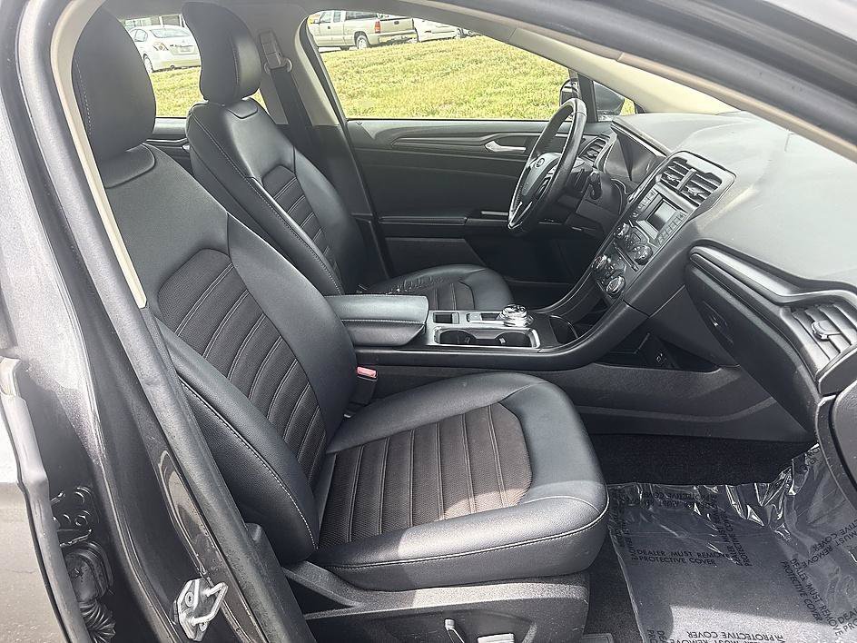 Used 2018 Magnetic Metallic Ford SE image 19