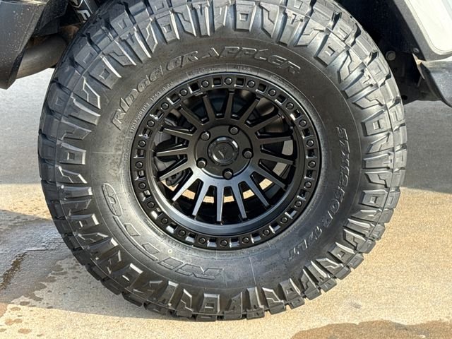 Used 2022 White Jeep Unlimited Sahara Altitude image 9