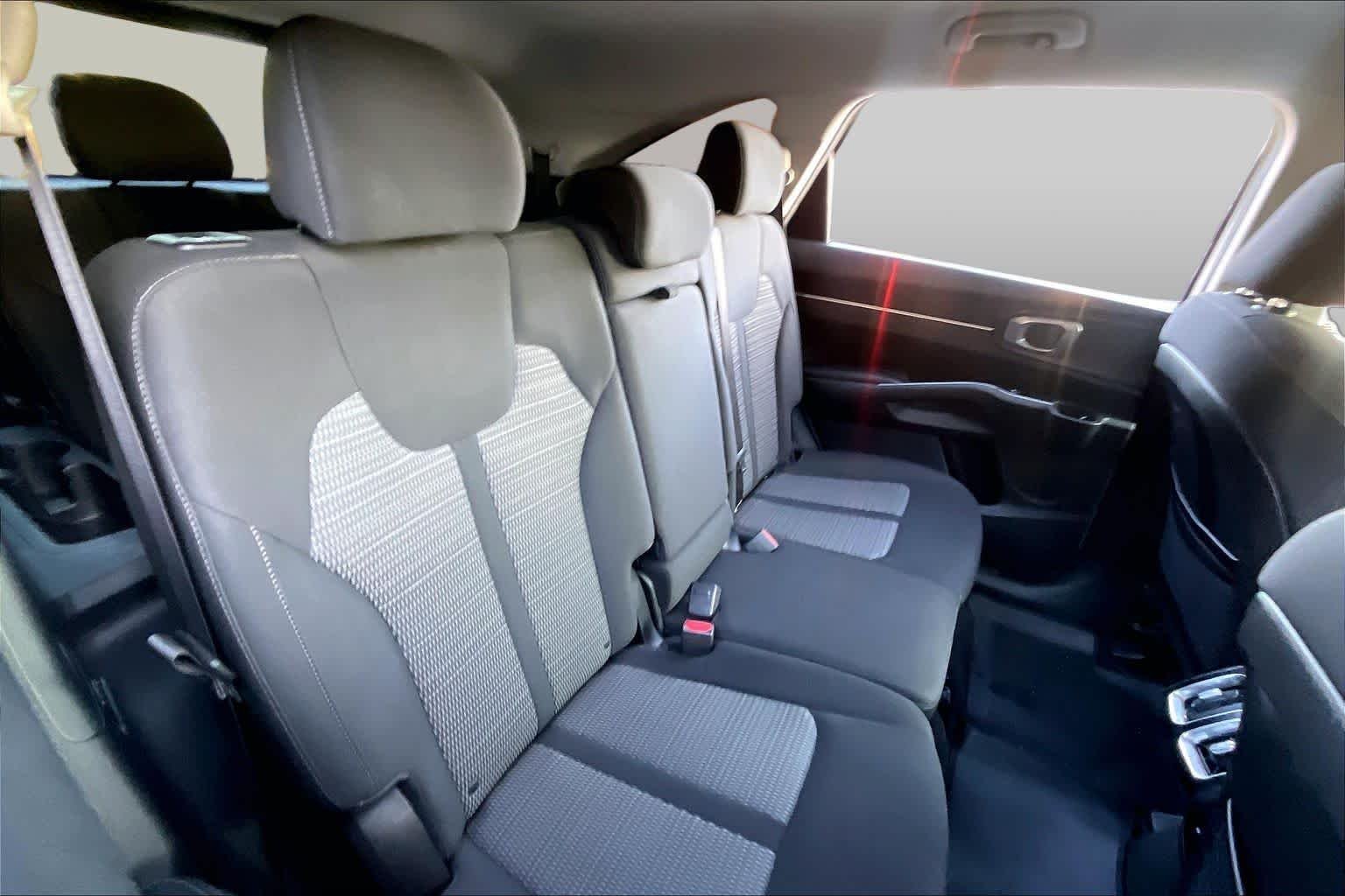 Used 2022 Sparkling Silver Kia LX image 19
