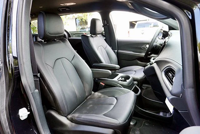 New 2026 Diamond Black Crystal Pearl-Coat Exterior Paint Chrysler Select image 13