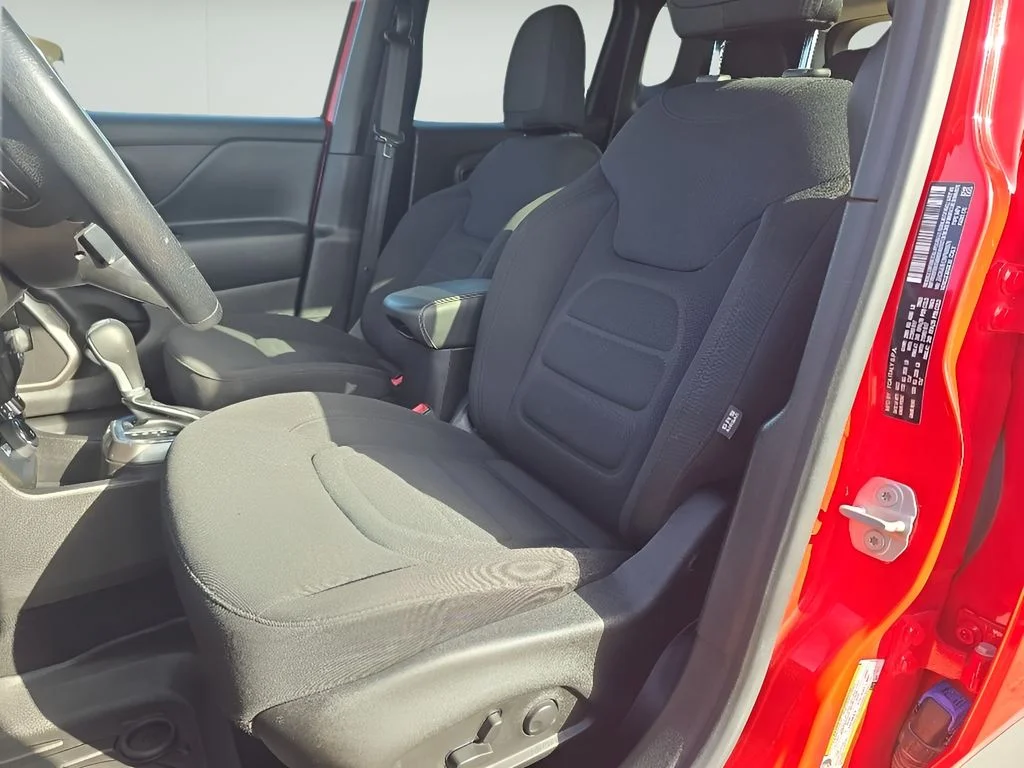 Used 2022  Jeep Latitude image 12