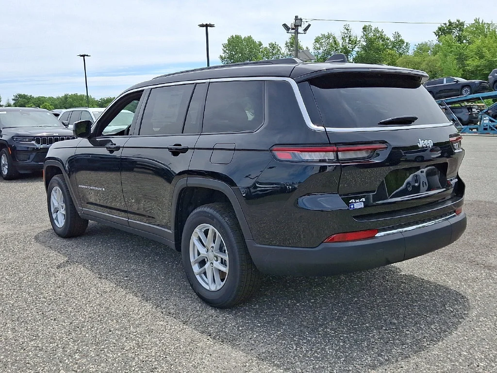 New 2026 Diamond Black Crystal Pearl-Coat Exterior Paint Jeep Laredo X image 6