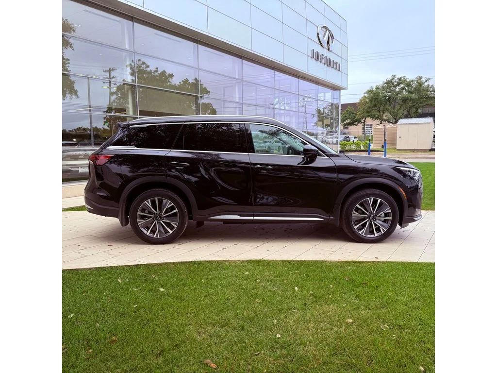 New 2026 Mineral Black INFINITI Luxe FWD image 5