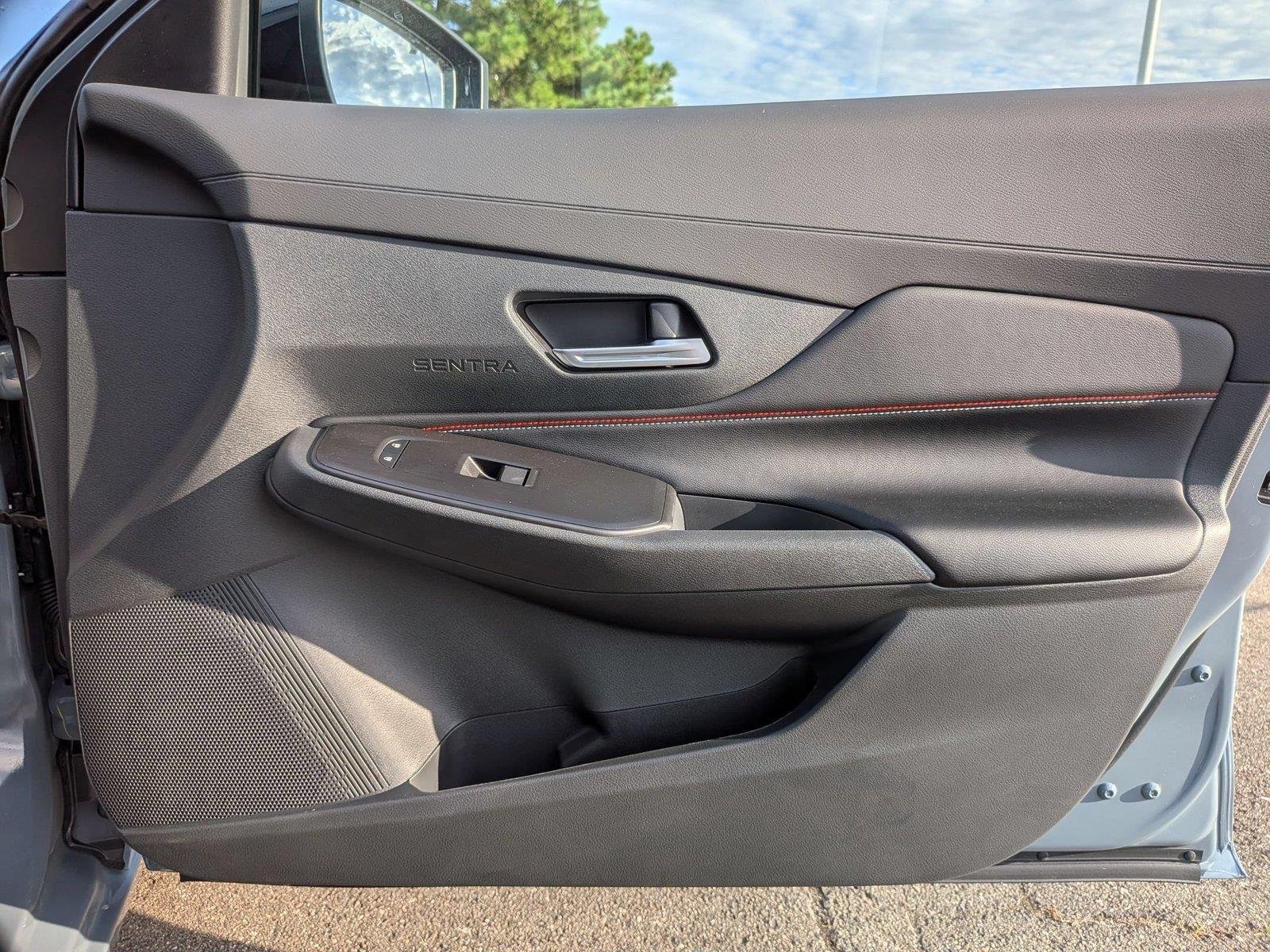 New 2027 Atlantic Gray Metallic / Super Black Two-tone Nissan SR image 35