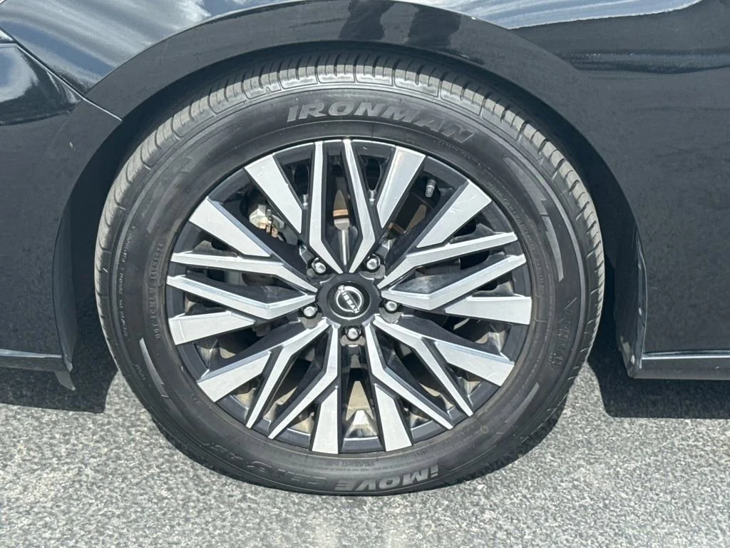 Used 2023 Black Nissan 2.5 SV image 5