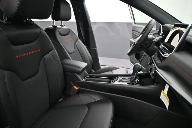 New 2026 Bright White Clear-Coat Exterior Paint Jeep Trailhawk image 21