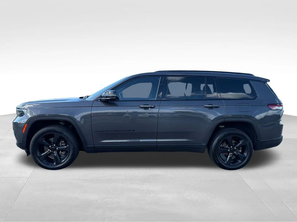 Used 2022 Gray Jeep Altitude image 2