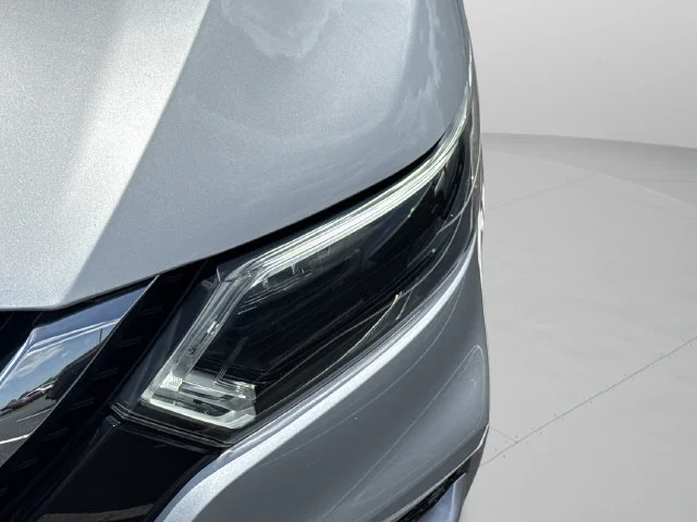 Used 2021 Silver Nissan SL image 17