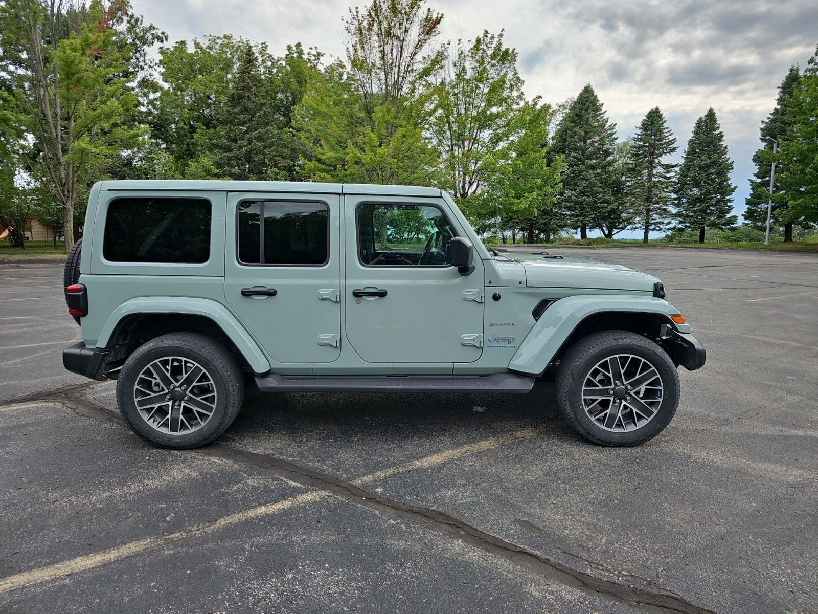 Certified Used 2023 Earl Clearcoat Jeep Sahara image 6