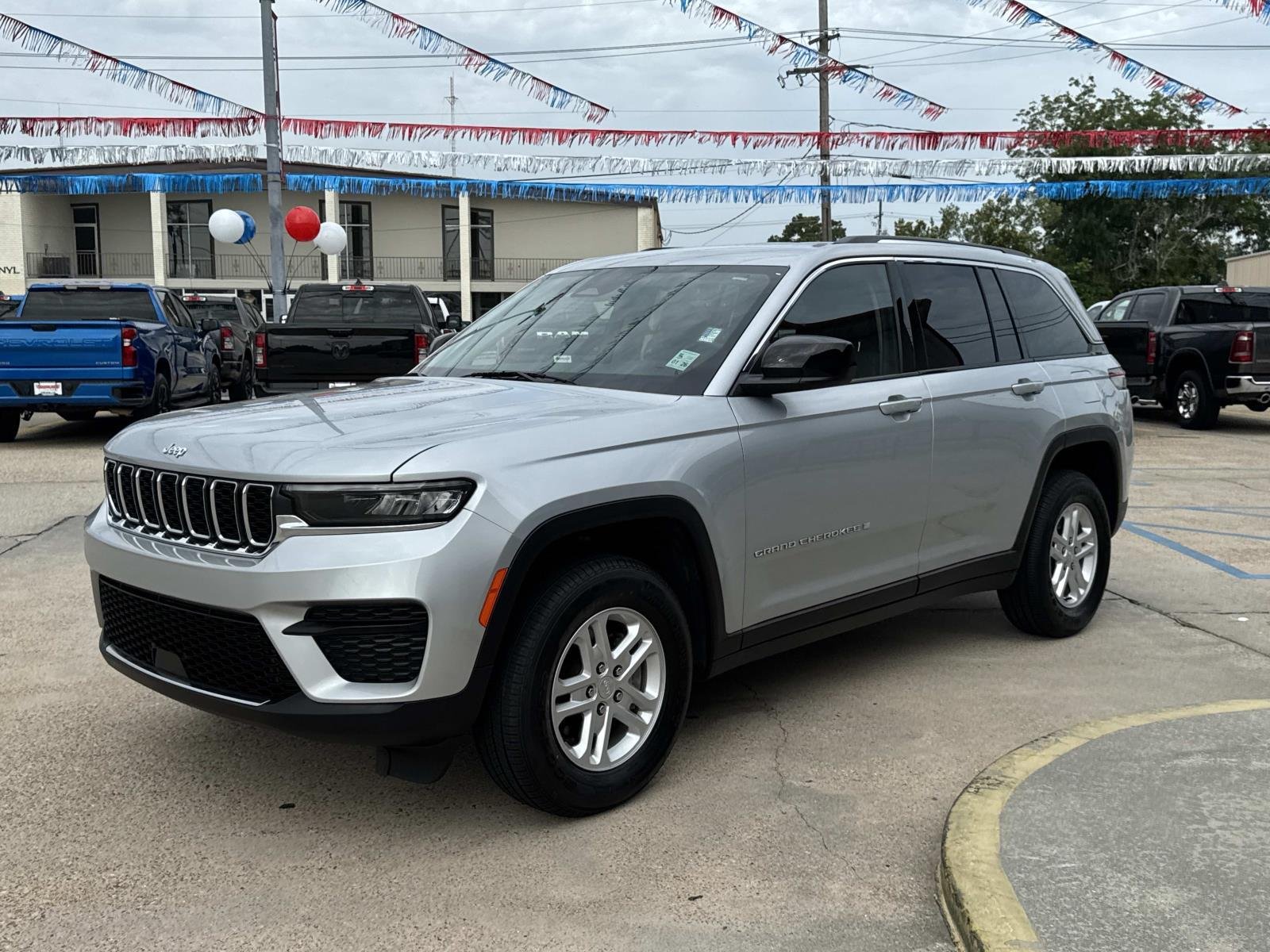 Used 2024 Silver Zynith Jeep Laredo image 3