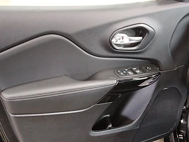 Used 2023 Black Jeep Altitude image 22