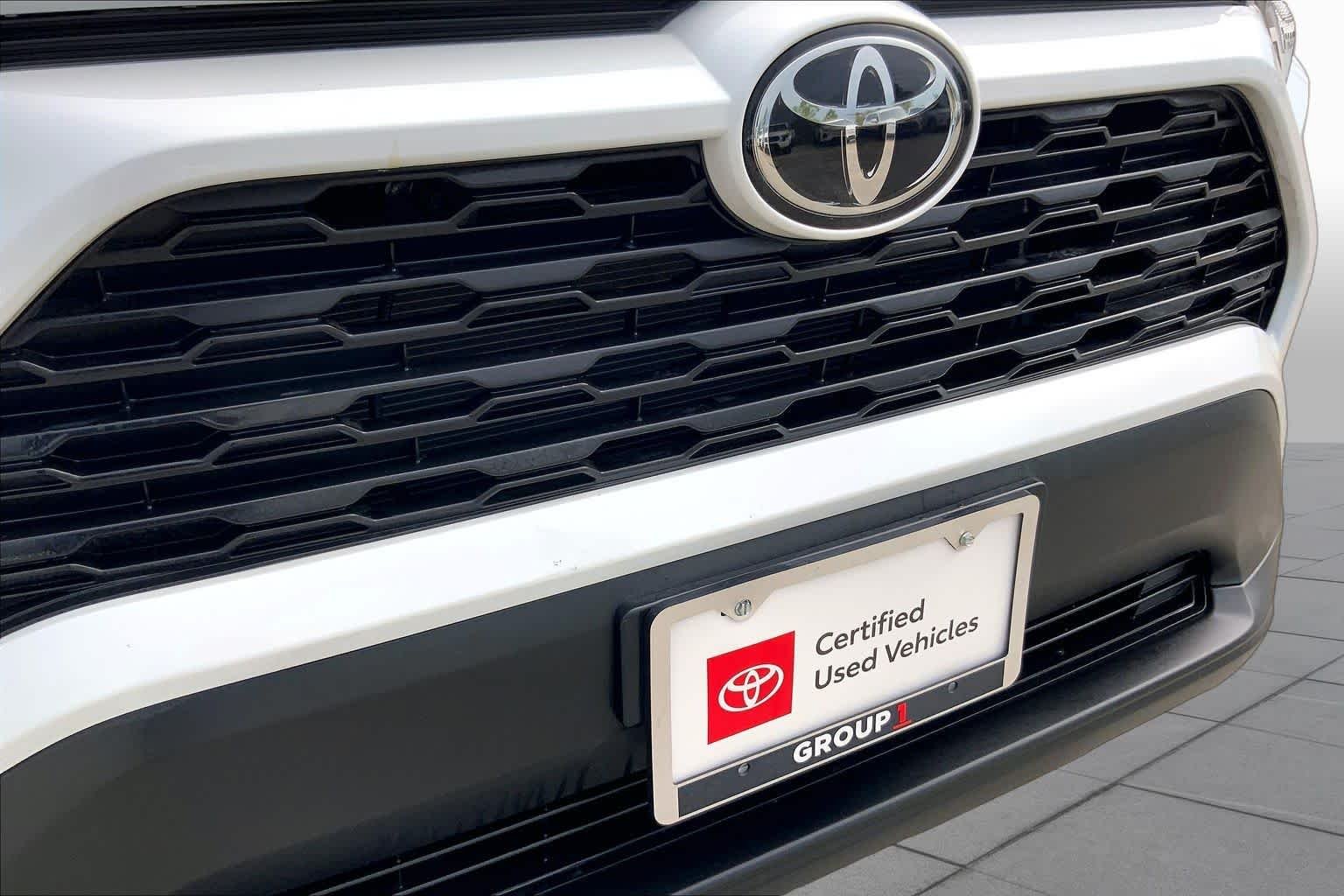 Used 2025 Wind Chill Pearl Toyota XLE Premium image 29
