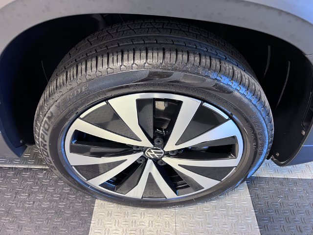 2022 Taos 1.5T SE Black · photo 10