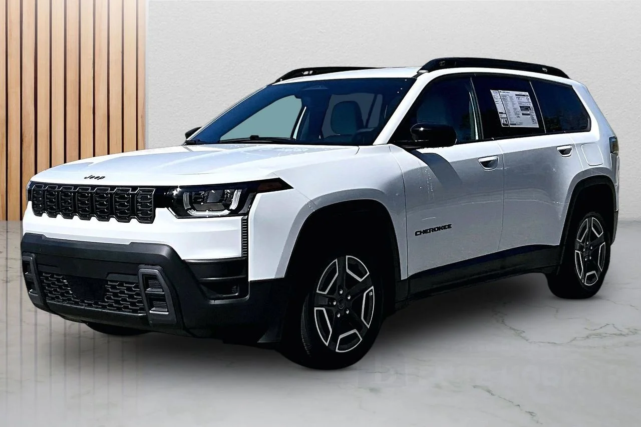 New 2026 Bright White Clear-Coat Exterior Paint Jeep Laredo image 4