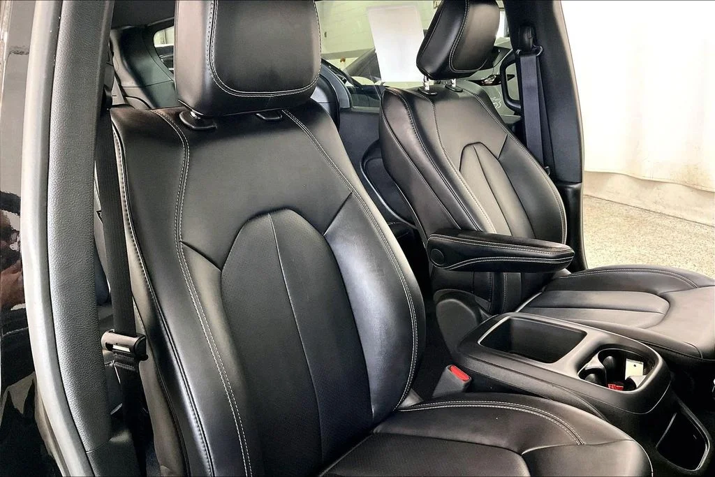Used 2025 Black Chrysler Select image 6