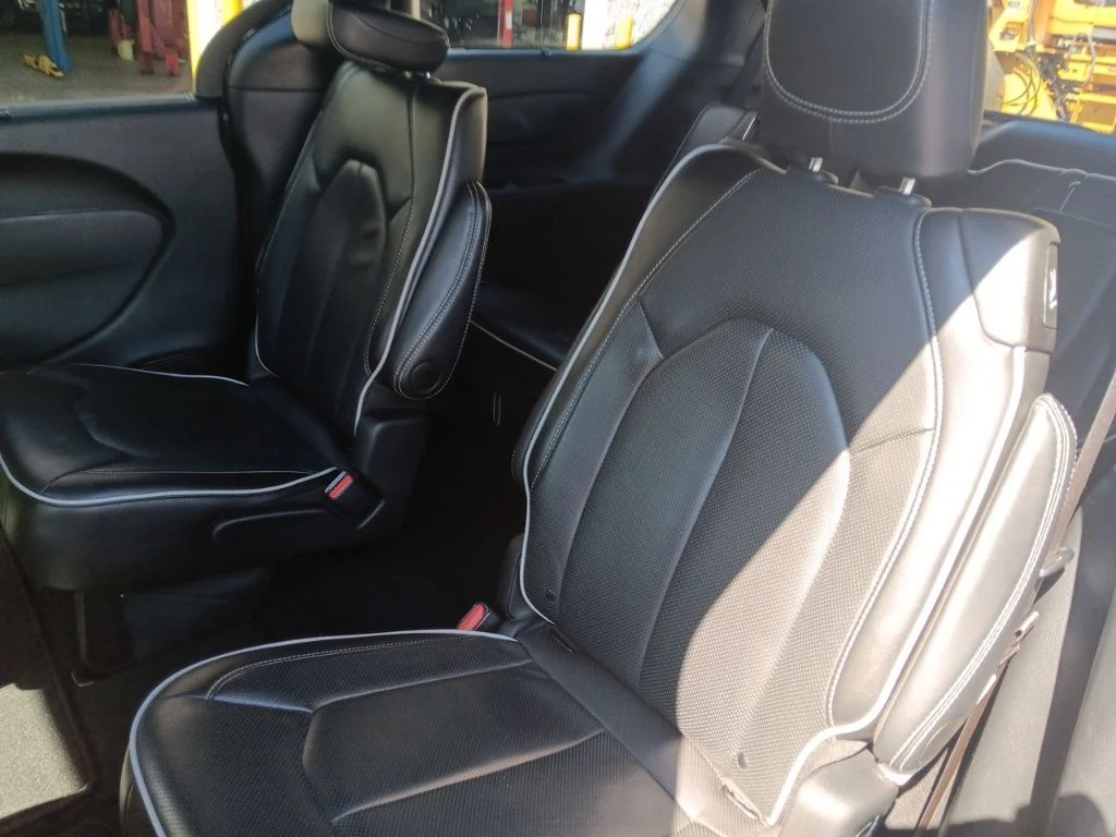 Used 2025 Diamond Black Crystal Pearlcoat Chrysler Limited image 29