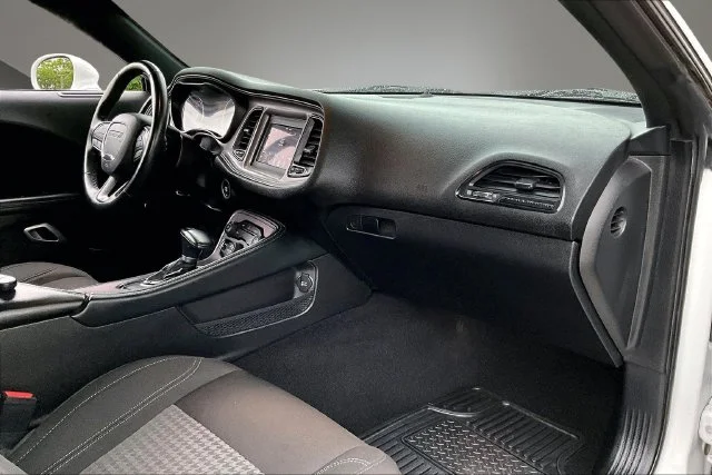 Used 2023 White Dodge SXT image 25