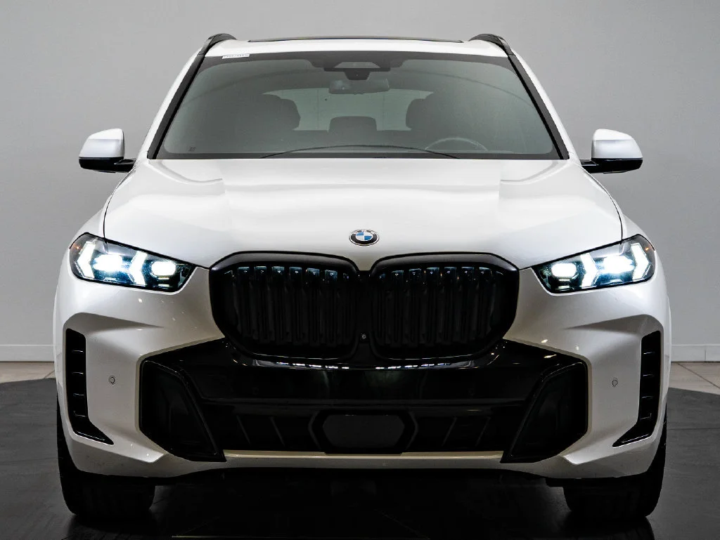 Used 2025 Mineral White Metallic BMW xDrive40i image 2