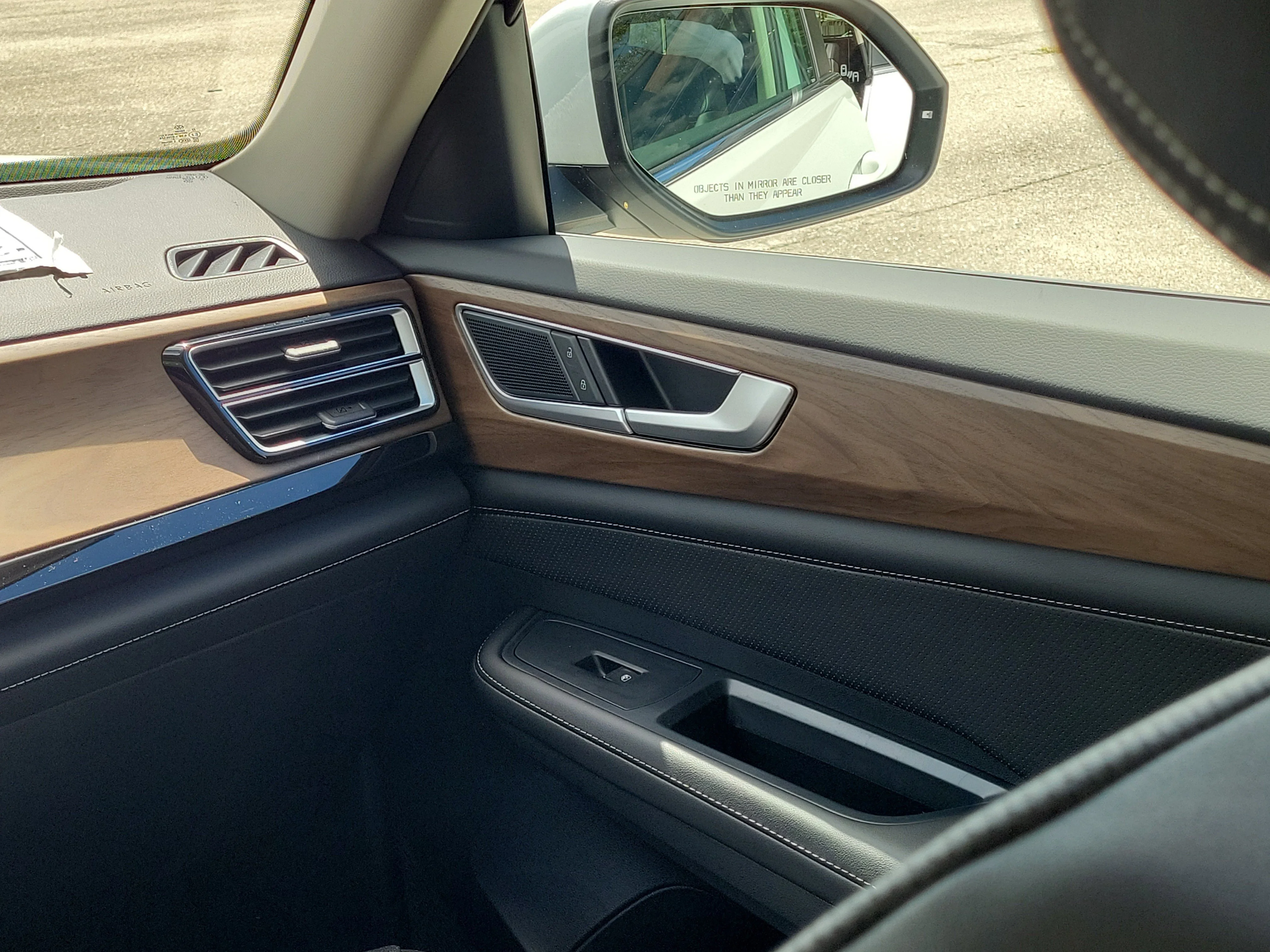 New 2026 White Volkswagen 2.0T SE w/Technology image 4