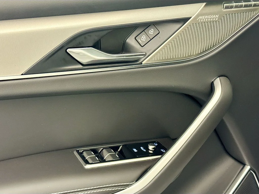 2026 Jaguar F-Pace R-Dynamic S - Photo 18