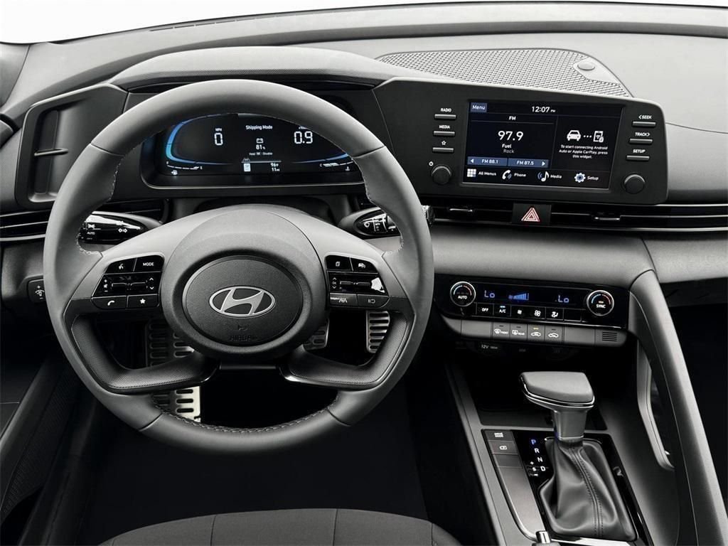 2025 Hyundai Elantra SEL - Photo 17