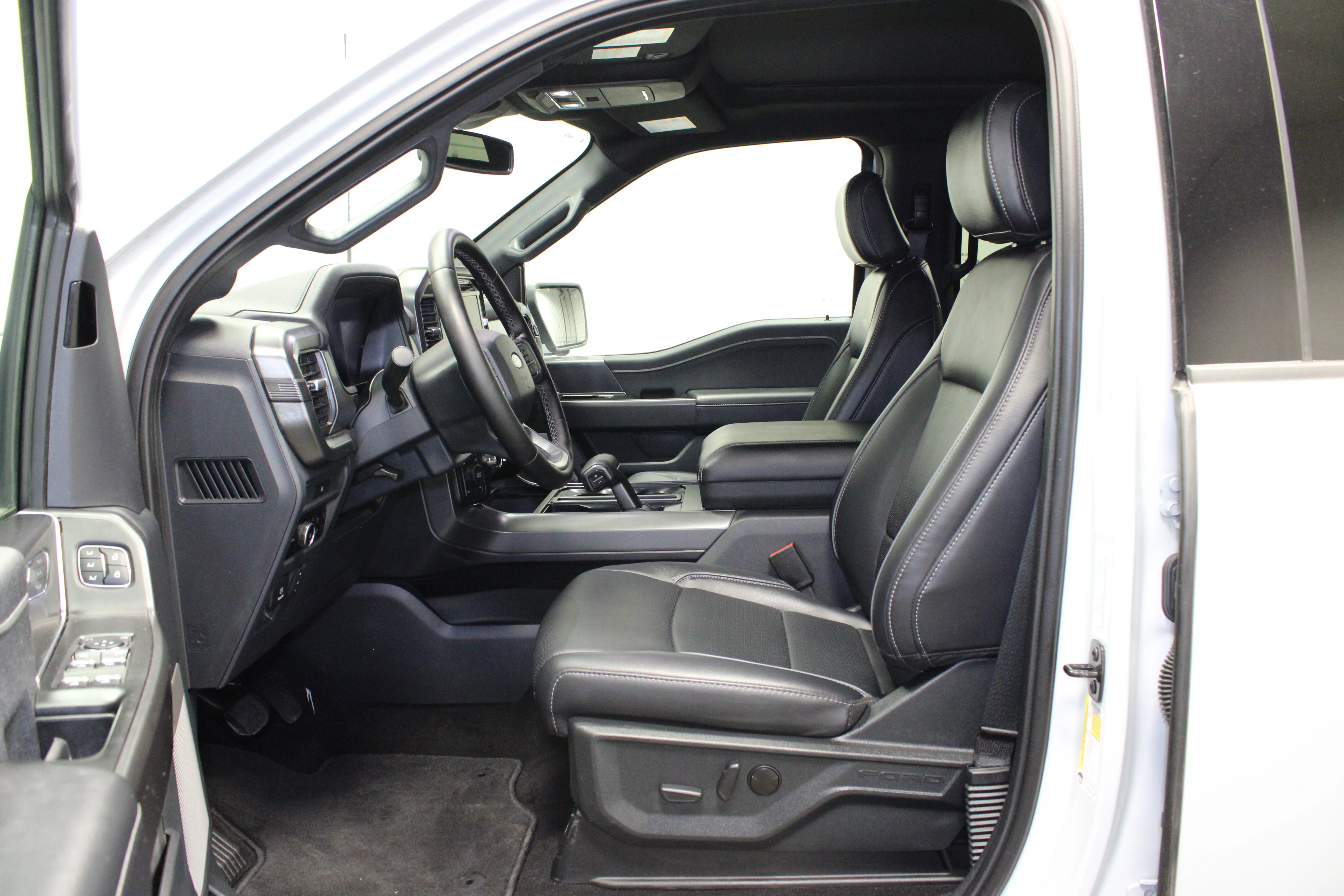 Used 2025 Space White Metallic Ford LARIAT image 14
