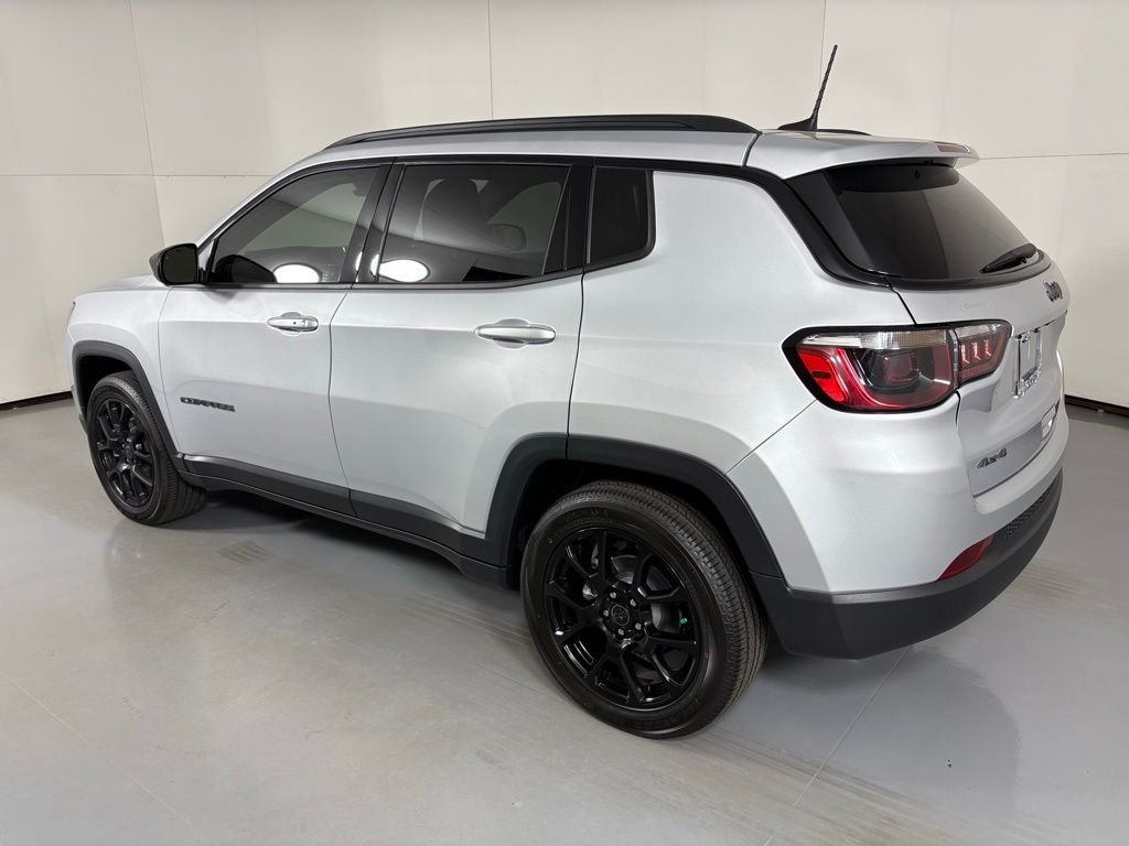 New 2026 Silver Zynith Metallic Clearcoat Jeep Latitude image 6
