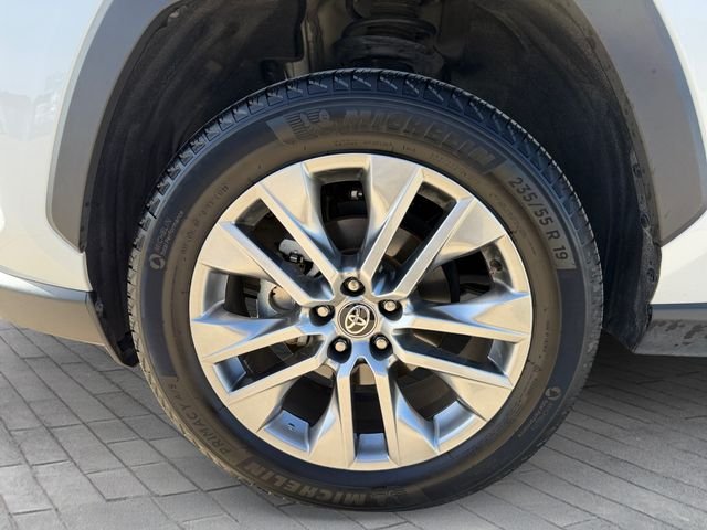 Used 2025 Beige Toyota XLE Premium image 9