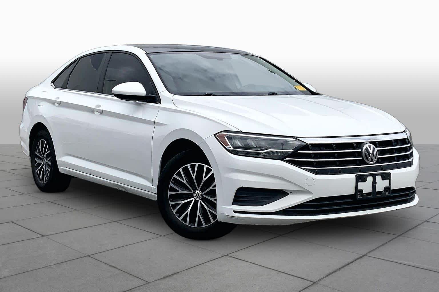 Used 2019 Pure White Volkswagen SE image 2