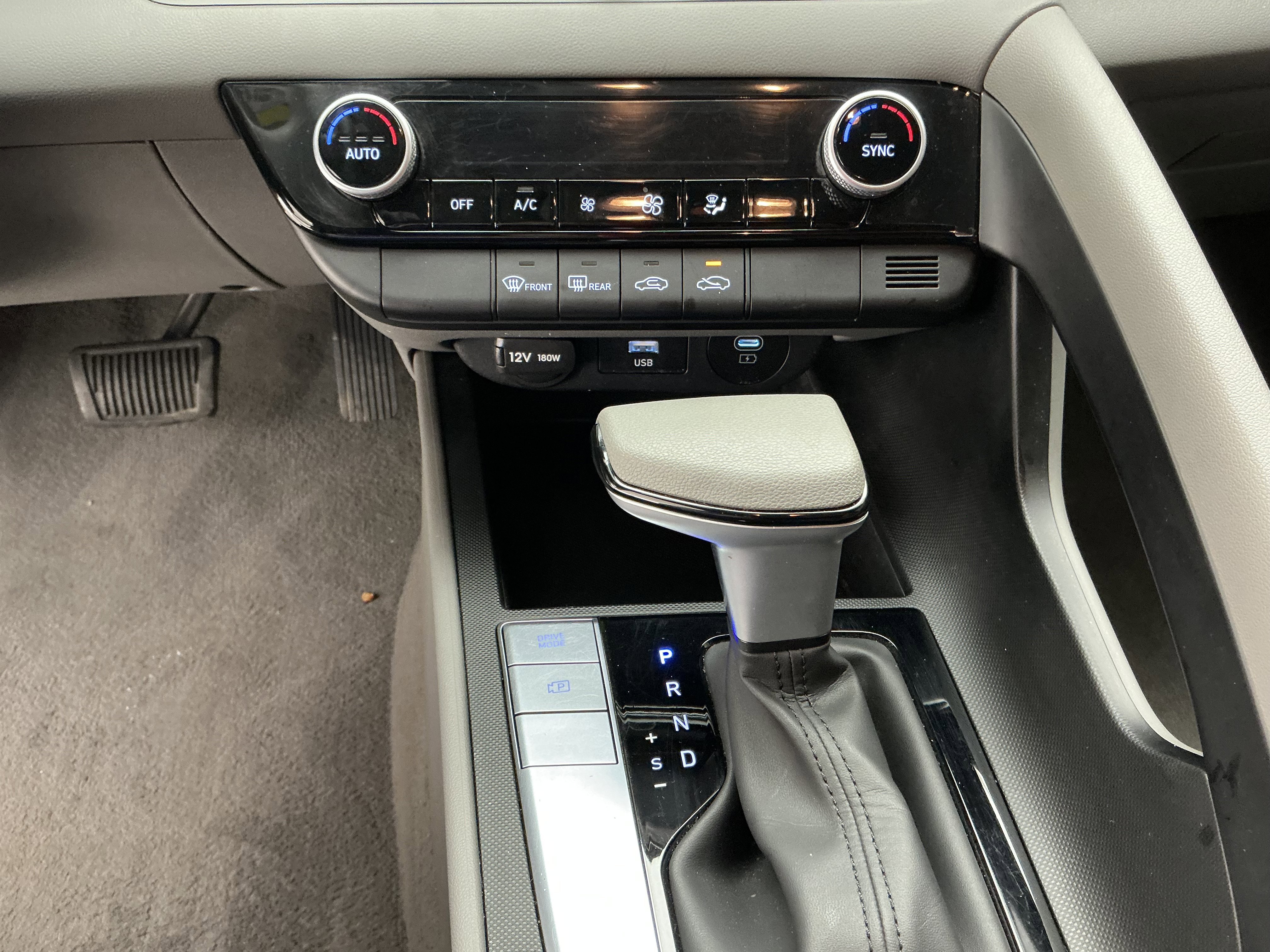 2024 Hyundai Elantra SEL - Photo 12