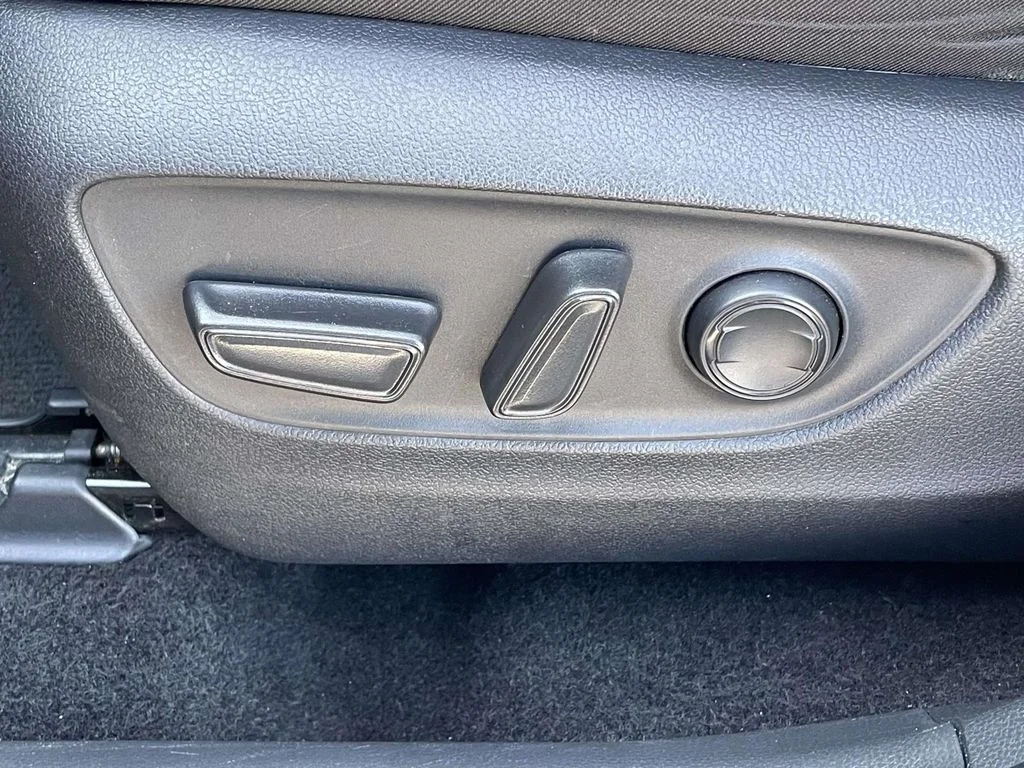 2025 Toyota RAV4 XLE - Photo 7