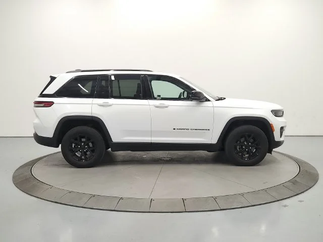 Used 2024 White Jeep Altitude image 9