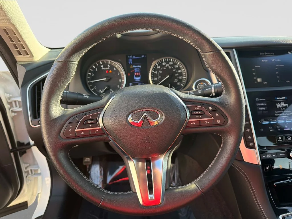 Used 2023 White INFINITI LUXE image 32