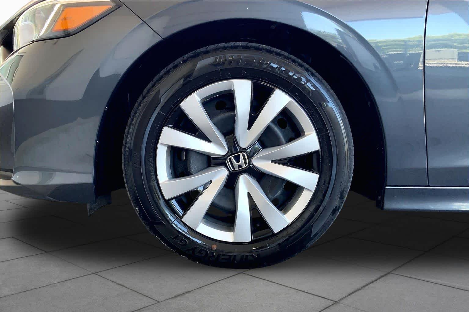 Used 2025 Meteorite Gray Metallic Honda LX image 11