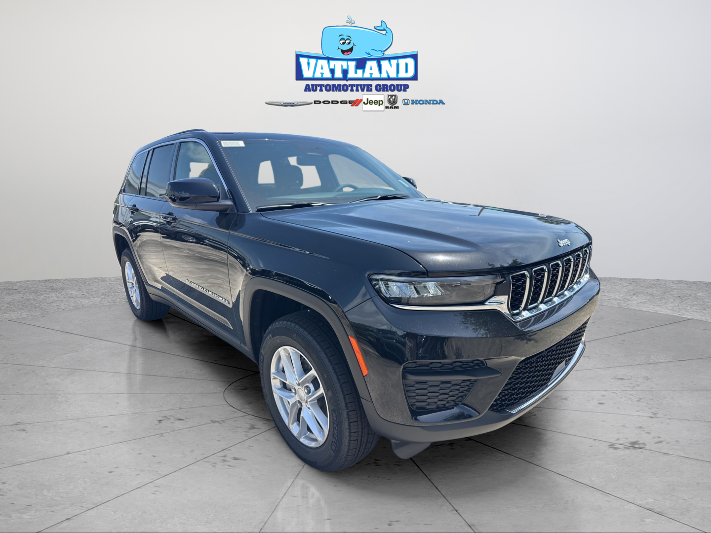 New 2026 Diamond Black Crystal Pearl-Coat Exterior Paint Jeep Laredo X image 7