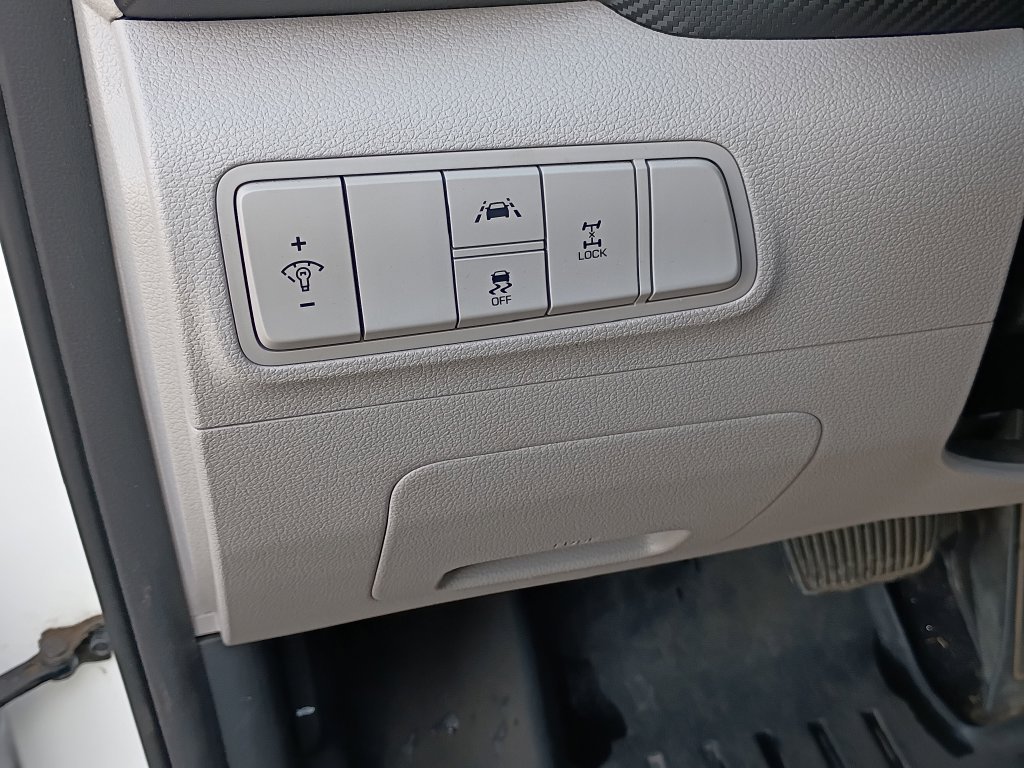 Used 2020 White Hyundai SE image 20