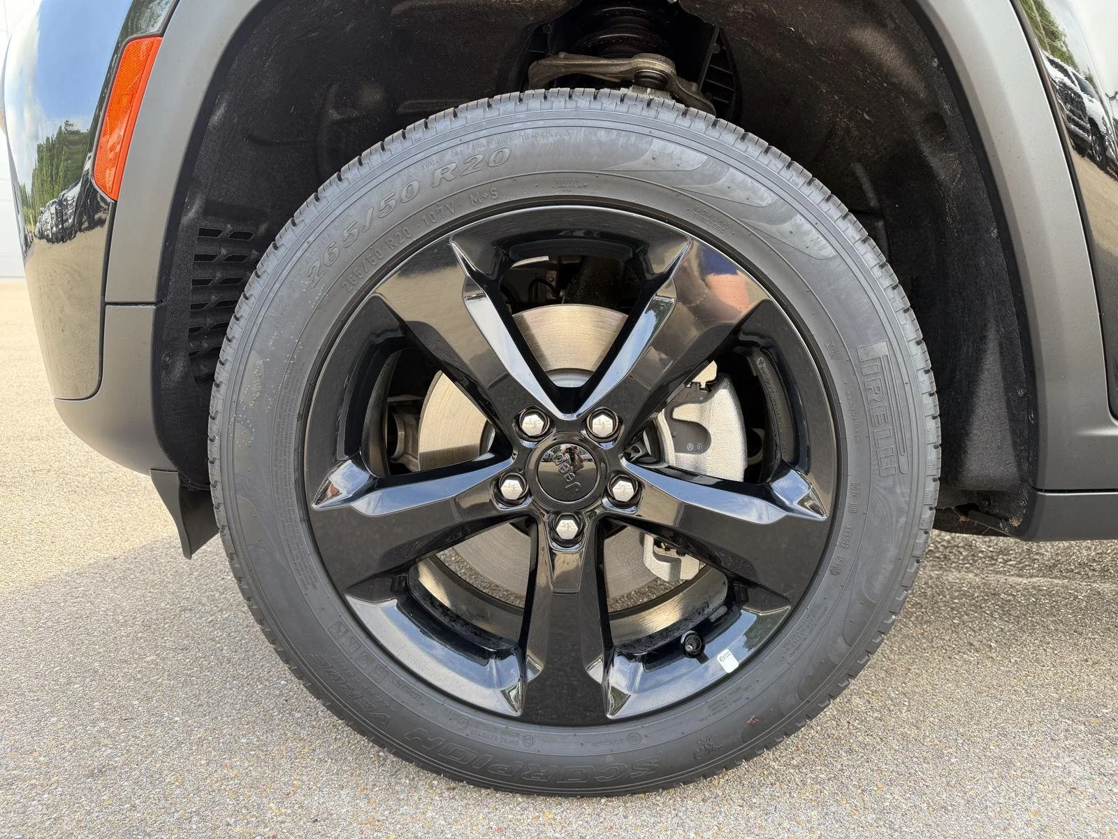 New 2026 Diamond Black Crystal Pearl-Coat Exterior Paint Jeep Limited image 27