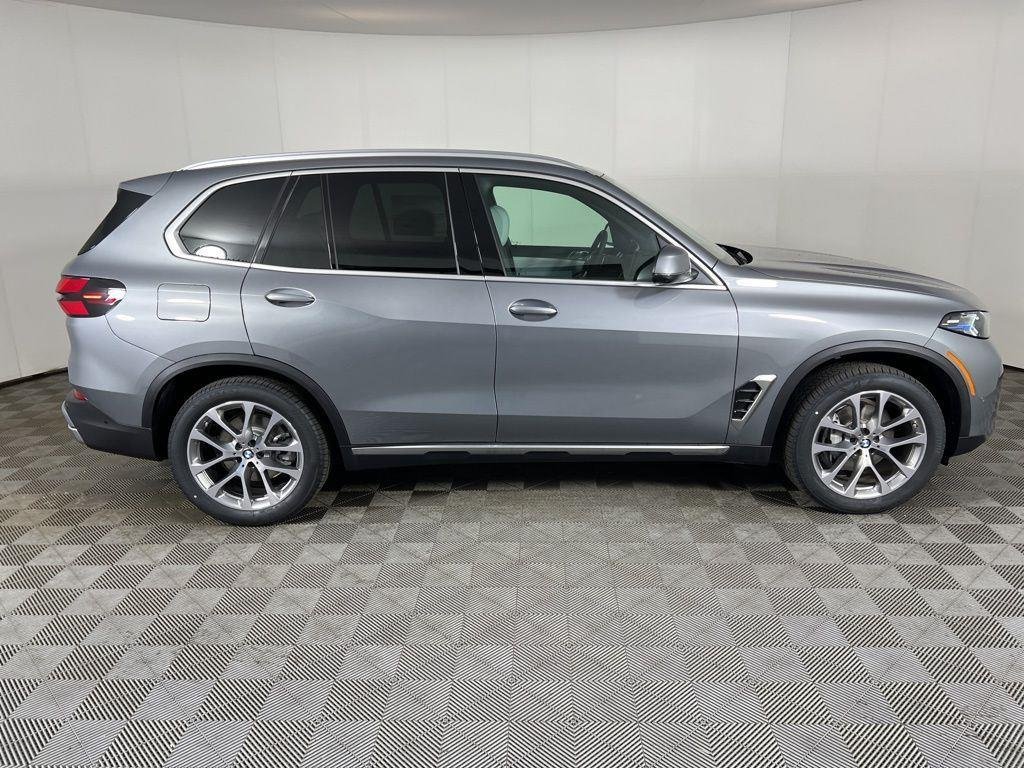 New 2026 Skyscraper Grey Metallic BMW xDrive40i image 2