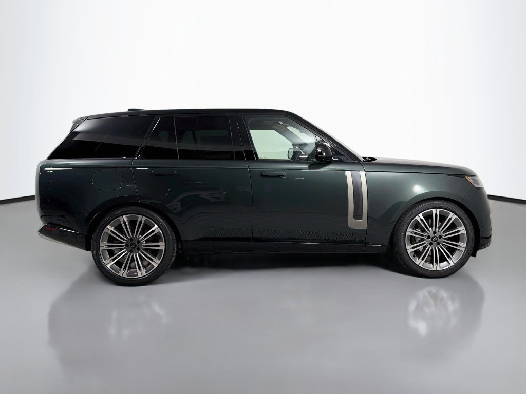 New 2027 Belgravia Green Land Rover SE image 4