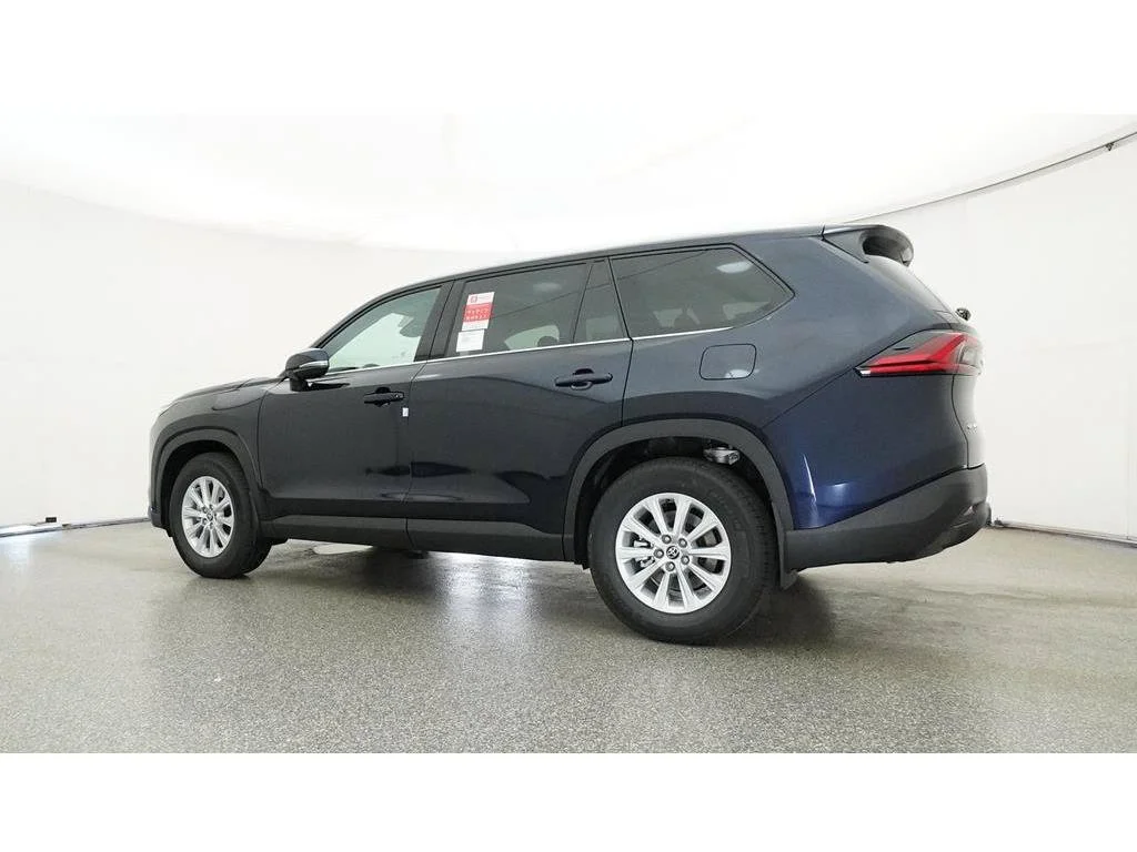 Used 2025  Toyota XLE image 26