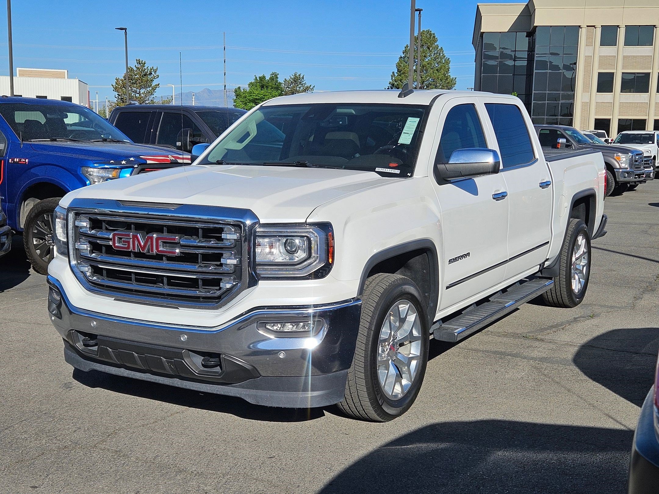 Used 2018 White Frost Tricoat GMC SLT image 8