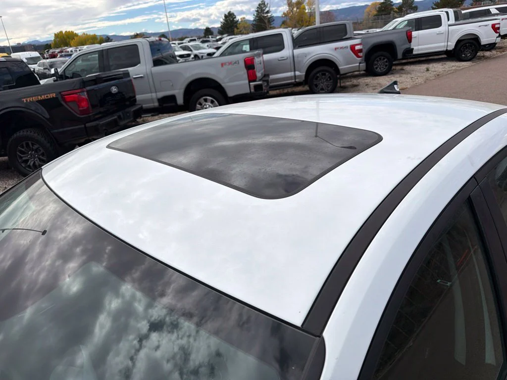 Used 2025 White Hyundai SEL Convenience image 8
