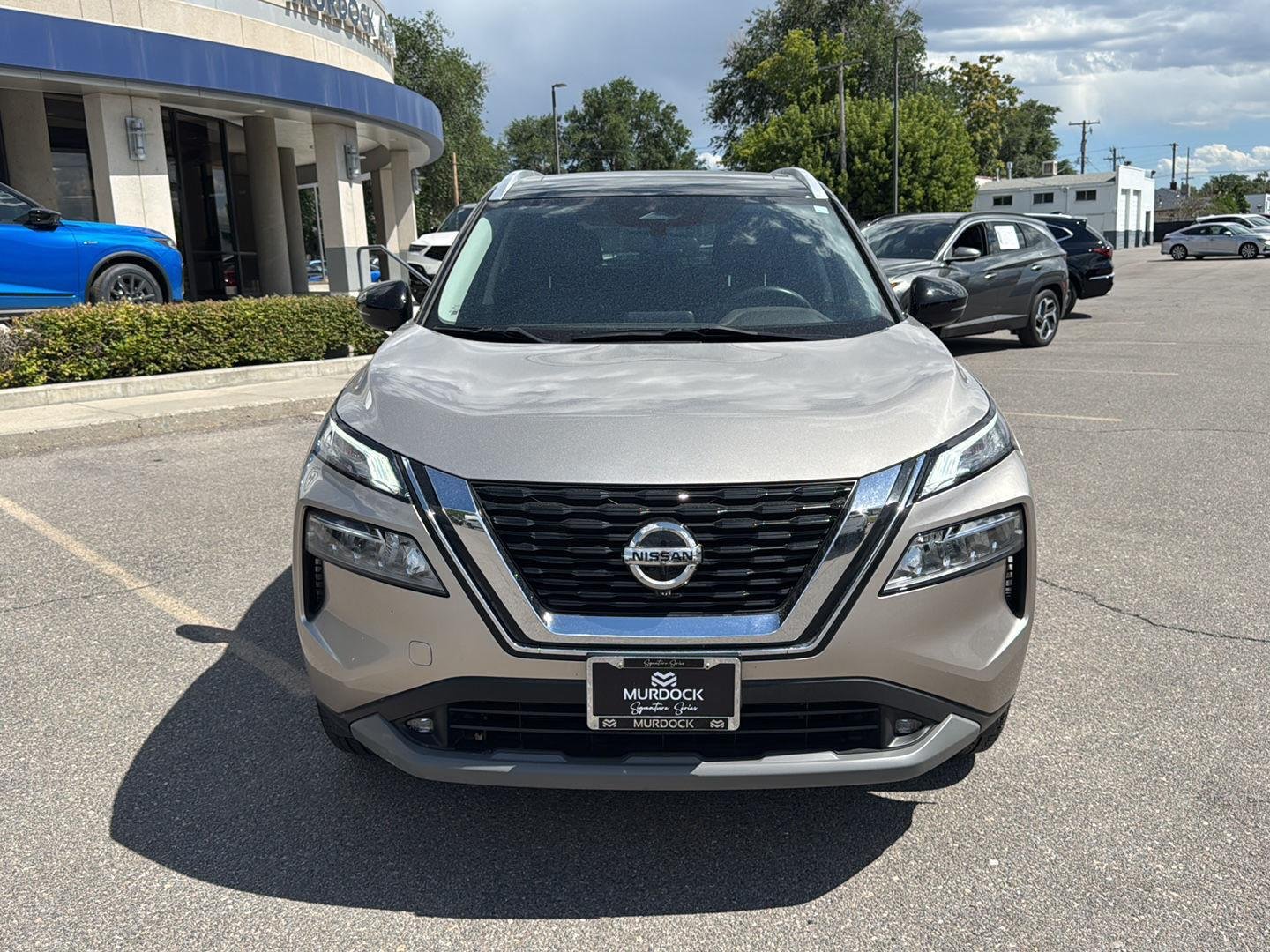 Used 2021 Champagne Silver Metallic/Super Black Nissan SL image 17
