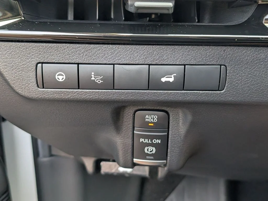 Used 2026 White Nissan Platinum image 24
