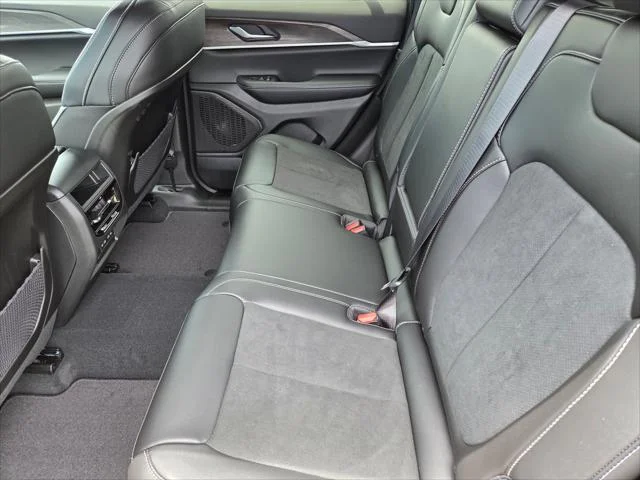 New 2026 Silver Zynith Exterior Paint Jeep Altitude image 23